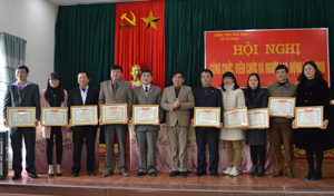 Lãnh đạo Sở Tư pháp trao tặng danh hiệu chiến sỹ thi đua cho các cá nhân đạt thành tích. 

 

