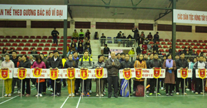 Ban tổ chức  trao cờ lưu niệm cho các đội tham gia thi đấu.