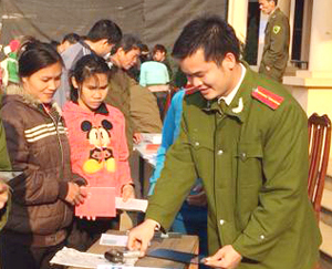 Công an huyện Lạc Sơn xuống các xã cấp chứng minh thư nhân dân nhằm quản lý tốt nhân, hộ khẩu, chủ động nắm tình hình ANTT.