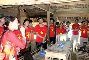 Du khách về thăm Hoàng Trù - quê ngoại và là nơi sinh Chủ tịch Hồ Chí Minh.