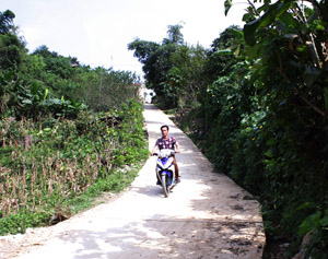 Đường giao thông nông thôn xóm Hày, xã Bắc Sơn (Tân Lạc)  được cứng hóa đảm bảo nhu cầu đi lại của người dân.