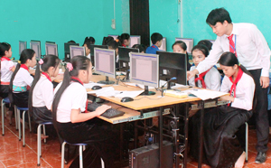 Một giờ thực hành tin học của giáo viên và học sinh  trường PTDTNT THCS A Đà Bắc.