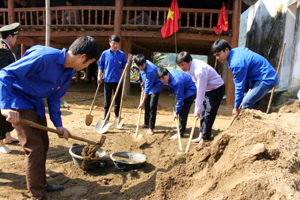 Đồng chí Trần Đăng Ninh, Phó Bí thư TT Tỉnh ủy tham gia đổ sân chơi cho thiếu nhi và xây dựng sân khấu nổi tại NVH xóm Kho, xã Chí Đạo.
