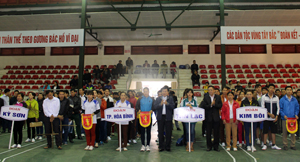 Lãnh đạo UBND tỉnh, Sở VH-TT&DL trao cờ lưu niệm cho các đoàn tham dự giải.