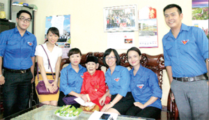 Thanh niên khối các ngân hàng thăm hỏi, tặng quà, động viên 

mẹ Việt Nam anh hùng Đào Thị Đan, phường Đồng Tiến (thành phố Hòa Bình).

