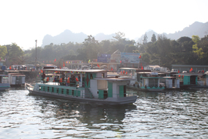 Cảng Thung Nai, huyện Cao Phong tấp nập tàu thuyền đón khách trảy hội đền Bờ.

