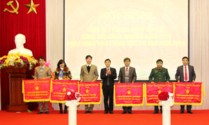 Đại diện lãnh đạo thành phố Hòa Bình tặng cờ thi đua xuất sắc của UBND tỉnh cho các tập thể.

