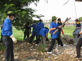 Thanh niên tham gia làm sạch môi trường.