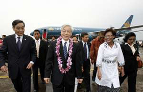 Chủ tịch QH Nguyễn Phú Trọng đến sân bay 
Ha-lim Pơ-đa-na ở Thủ đô Gia-các-ta.