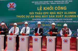 Thủ tướng Nguyễn Tấn Dũng ấn nút khởi công 
gói thầu EPC Nhà máy sản xuất a-lu-min Nhân Cơ