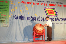 Đồng chí Nhị Hà, Phó ban Tuyên giáo Tỉnh uỷ đánh trống khai mạc đêm thơ Hoà Bình lần thứ VIII năm 2010.