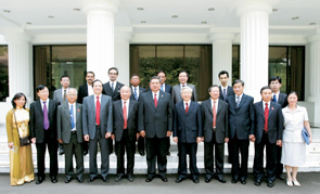 Tổng thống In-đô-nê-xi-a X.Giu-đô-giô-nô
và Chủ tịch QH Nguyễn Phú Trọng
chụp ảnh với các đại biểu Đoàn
QH Việt Nam.