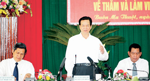 Thủ tướng Nguyễn Tấn Dũng phát biểu
ý kiến tại buổi làm việc với lãnh đạo
tỉnh Đác Lắc.