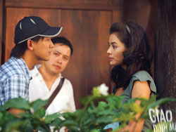 Đạo diễn Victor Vũ (giữa) chỉ đạo diễn xuất cho Hứa Vĩ Văn và Vũ Thu Phương trong phim Giao lộ định mệnh