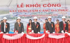 Chủ tịch nước Nguyễn Minh Triết bấm nút
phát lệnh khởi công xây dựng cụm cảng
Đa Phúc tại huyện Phổ Yên