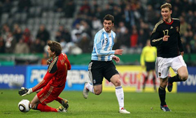 Higuain tận dụng sai lầm của Adler để ghi bàn mang về thắng lợi cho Argentina .