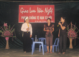 Phụ nữ xã Mông Hoá tham gia giao lưu văn nghệ tuyên truyền và phòng chống tệ nạn xã hội.