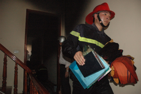 Lực lượng Phòng cháy cháy công an tỉnh thu gom vật dụng còn sót lại sau khi ngọn lửa đã được khống chế