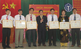 Đại diện BHXH Việt Nam trao bằng khen cho các tập thể xuất sắc.