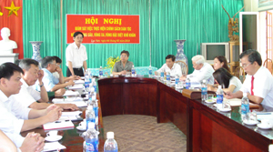 Đại diện lãnh đạo huyện Lạc Sơn báo cáo tình hình thực hiện chính sách dân tộc tôn giáo trên địa bàn huyện.