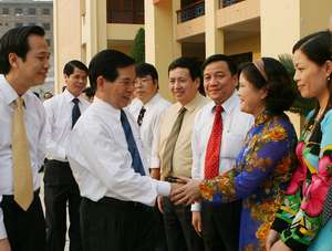 Chủ tịch nước Nguyễn Minh Triết thăm cán bộ, 
nhân viên Ban Chỉ đạo Tây Bắc.