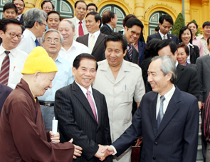 Chủ tịch nước Nguyễn Minh Triết
với các đại biểu MTTQ Việt Nam.
