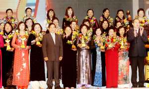 Chủ tịch nước Nguyễn Minh Triết với các
đại biểu nhận Cúp Bông hồng vàng năm 2009.