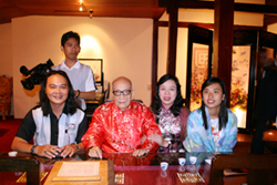 Đạo diễn Đặng Quốc Việt (người ngồi đầu
bên trái) thực hiện phim Chân dung về
Giáo sư Vũ Khiêu, Anh hùng lao động
thời kỳ đổi mới.