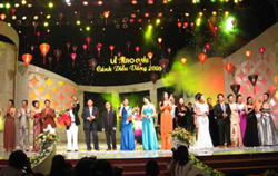 Lê trao giải Cánh diều vàng 2008.
