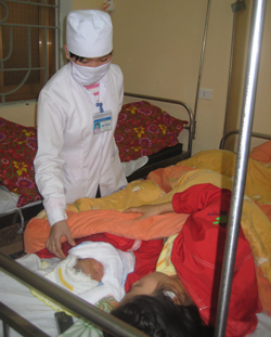 Cán bộ y tế Bệnh viện Đa khoa Lạc Thủy chăm sóc sức khỏe bà mẹ trẻ em