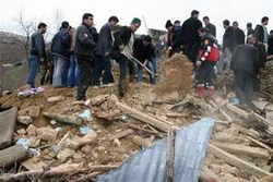 Nhân viên cứu hộ tìm người bị vùi lấp trong động đất ở Thổ Nhĩ Kỳ.