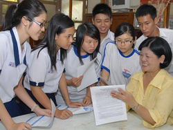 Giáo viên Trường THPT Marie Curie - TPHCM hướng dẫn học sinh lớp 12 làm hồ sơ đăng ký dự thi ĐH, CĐ năm 2010