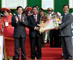Chủ tịch nước Nguyễn Minh Triết trao Huân chương Hồ Chí Minh tặng Đảng bộ, chính quyền, nhân dân tỉnh Đác Lắc.