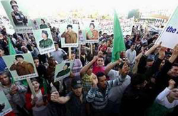 Người dân Lybia biểu tình trước sứ quán Thụy Sĩ ở Tripoli.