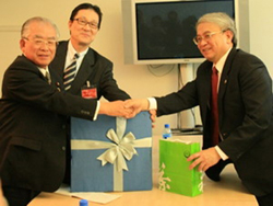 Bộ trưởng Hoàng Văn Phong (phải) tiếp đoàn đại biểu Nhật Bản bên lề hội nghị.