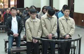 Nguyễn Huy Hoàng (hàng đầu bên trái) và các bị cáo trong vụ án.