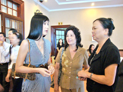 Hai thế hệ diễn viên trao đổi bên lề hội thảo (từ trái qua: diễn viên Hiền Mai, Thùy Vân, Thùy Liên).
