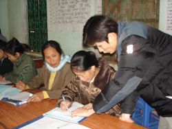 Cán bộ UBND xã Phúc Tuy hướng dẫn người dân thực hiện thủ tục nhận tiền hỗ trợ
