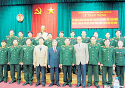 Đồng chí Lê Khả Phiêu với các đại biểu tại Lễ trao tặng Huy hiệu 60 năm tuổi Đảng