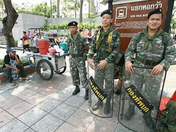Binh sĩ Thái Lan đứng gác tại một con đường ở Bangkok