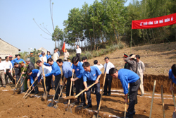 ĐVTN xây dựng nhà nhân ái cho gia đình và Bùi Thị Nhâm, xã Thu Phong (Cao Phong).
