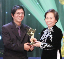 Phó Chủ tịch nước Nguyễn Thị Doan trao giải Cánh diều vàng cho phim truyện nhựa Đừng đốt