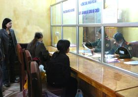 Nhân dân đến giao dịch tại bộ phận một cửa công an tỉnh - Ảnh: Vũ Hà