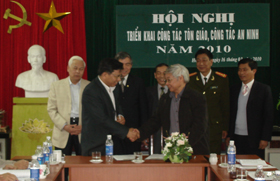 Các đồng chí lãnh đạo tỉnh, các ngành chứng kiến lễ ký kết chương trình phối hợp hoạt động năm 2010 giữa Sở Nội vụ và Ban Dân vận Tỉnh uỷ.