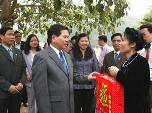 Chủ tịch nước Nguyễn Minh Triết thăm và 
tặng quà cán bộ Khu di tích lịch sử Pác Bó.