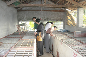 Mô hình nuôi nhím của nông dân Đỗ Văn Hùng(TT Kỳ Sơn) được nhiều hộ nông dân trong và ngoài huyện đến thăm quan, học tập kinh nghiệm.