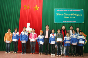 Lãnh đạo Báo Hòa Bình và các cơ quan báo Đảng tham gia hành trình về nguồn tặng quà cho các em học sinh nghèo vượt khó tại xã Tam Tiến(Yên Thế - tỉnh Bắc Giang).