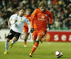 Aaron Hunt (phải, Bremen) đi bóng qua Jordi Alba của Valencia trận lượt đi.
