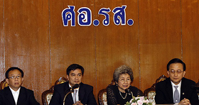 Chủ tịch NHRC (thứ 2, bên phải) và Thủ tướng Abhisit (thứ 2, bên trái) trong cuộc họp báo được phát trên truyền hình .
