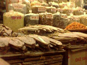 Nhiều loại gia vị không rõ nguồn gốc được bày bán tại chợ Đồng Xuân. 

